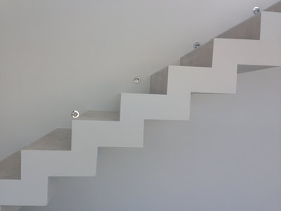 escalier carrelé à crémaillère contemporain